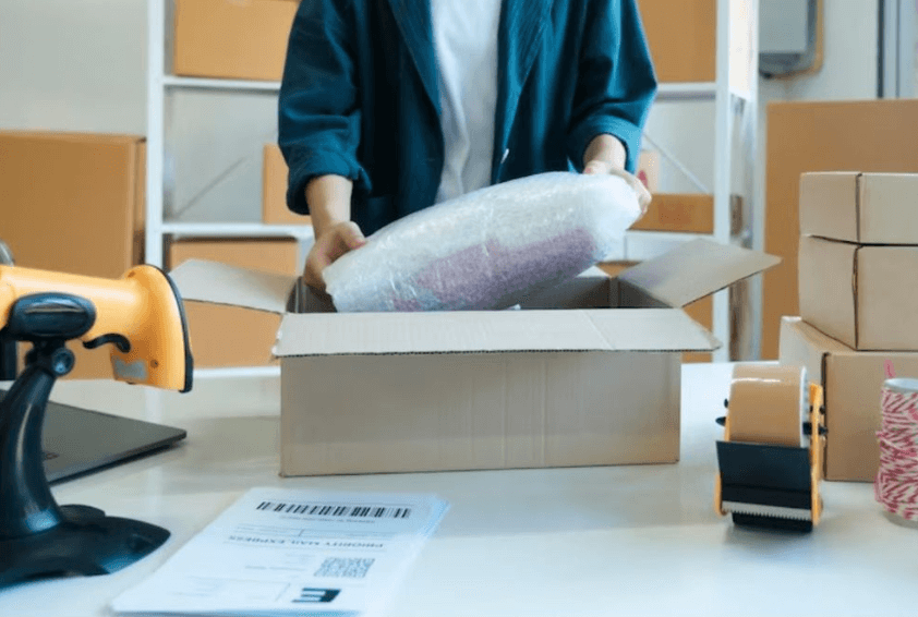 Chuẩn bị đầy đủ màng PE, túi khí, xốp, giấy báo