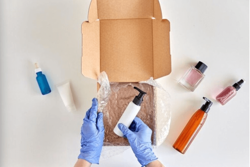 Kiểm tra nắp chai lọ, đồ chứa chất lỏng trước khi đóng gói