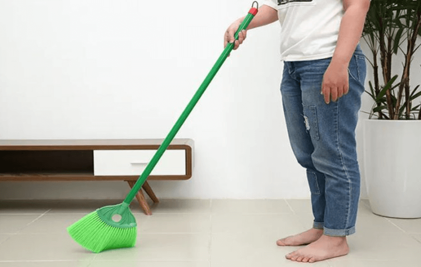 Chổi, giẻ lau, các vật dụng vệ sinh