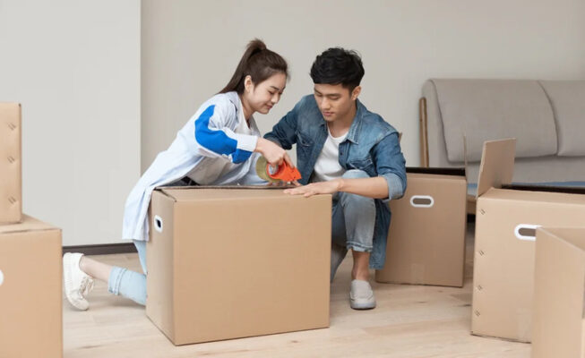 Đóng gói đồ đạc ngăn nắp trước khi vận chuyển đồ đạc.